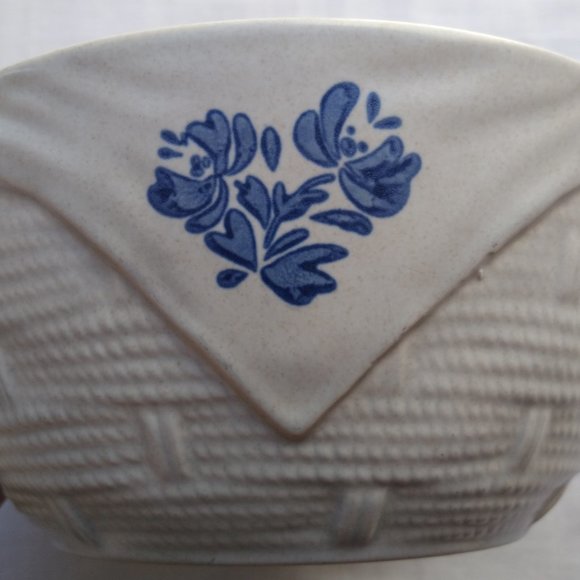 Vintage Pfaltzgraff Yorktowne 8" Basket Bowl - Picture 3 of 8